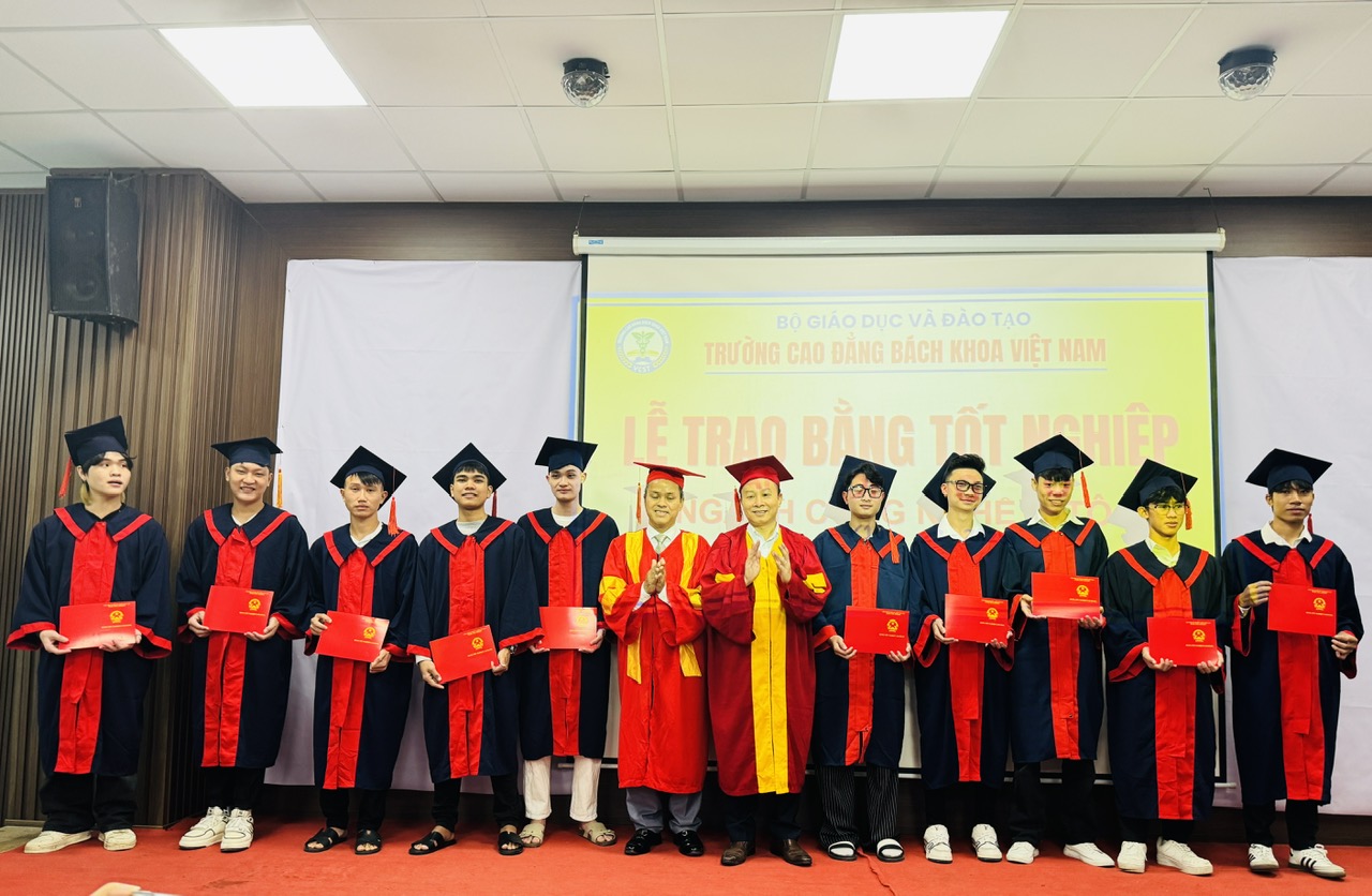 LỄ TRAO BẰNG TỐT NGHIỆP NGÀNH CÔNG NGHỆ Ô TÔ – KHÓA K10 (2022–2025)