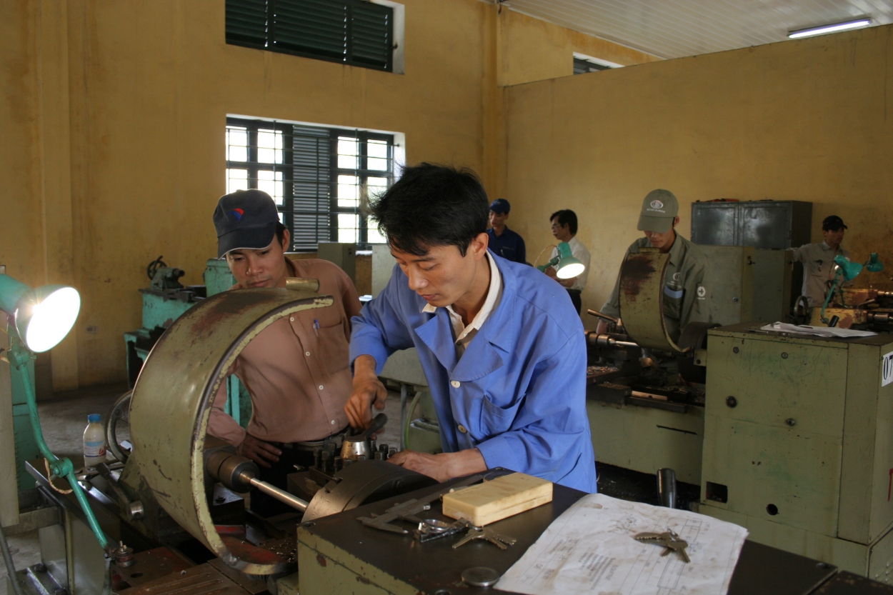 Học nghề - con đường ngắn, cơ hội nhiều: Bài 1: Khi người trẻ không ngại chân lấm, tay dầu