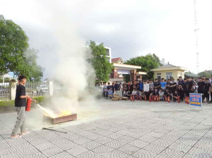 HỌC SINH, SINH VIÊN TRƯỜNG CAO ĐẲNG BÁCH KHOA VIỆT NAM THAM GIA TẬP HUẤN PHÒNG CHÁY, CHỮA CHÁY