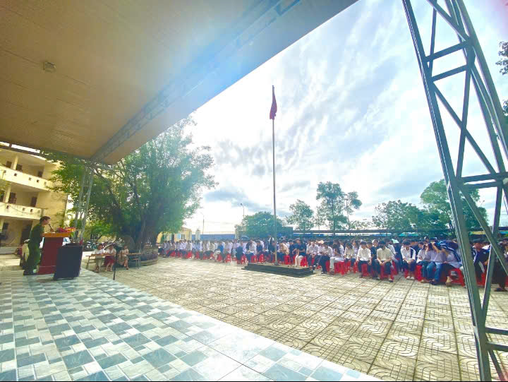 TRƯỜNG CAO ĐẲNG BÁCH KHOA VIỆT NAM PHỐI HỢP VỚI CÔNG AN PHƯỜNG NGUYỆT VIÊN TỔ CHỨC TUYÊN TRUYỀN, GIÁO DỤC, PHỔ BIẾN PHÁP LUẬT, AN TOÀN GIAO THÔNG VÀ PHÒNG CHỐNG MA TÚY HỌC ĐƯỜNG