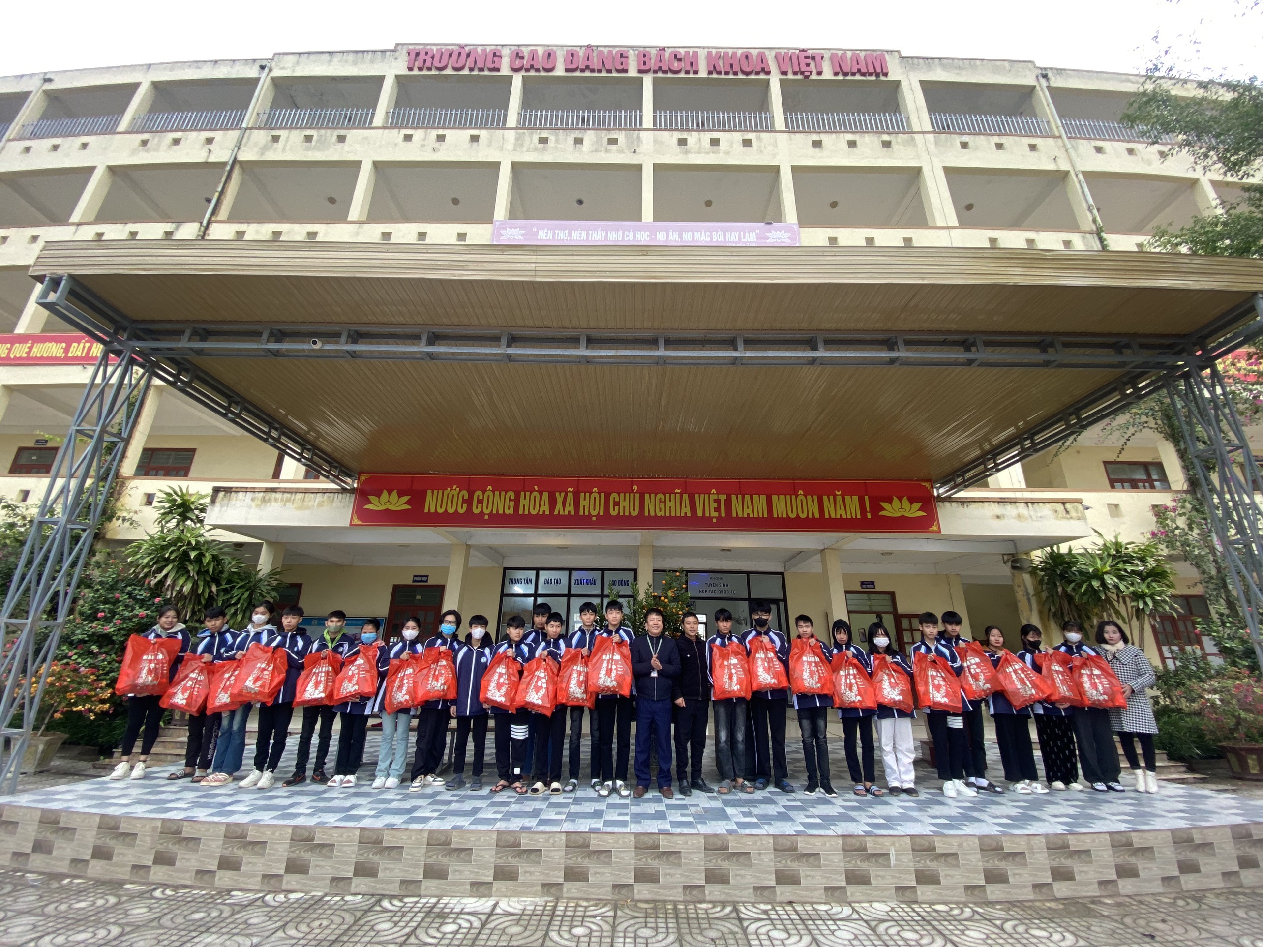 SINH HOẠT CHUYÊN ĐỀ PHÁP LUẬT, KHEN THƯỞNG HS ĐẠT GIẢI TỈNH VÀ TRAO QUÀ TẾT CHO HỌC SINH CÓ HOÀN CẢNH KHÓ KHĂN TRƯỚC KHI NGHỈ TẾT