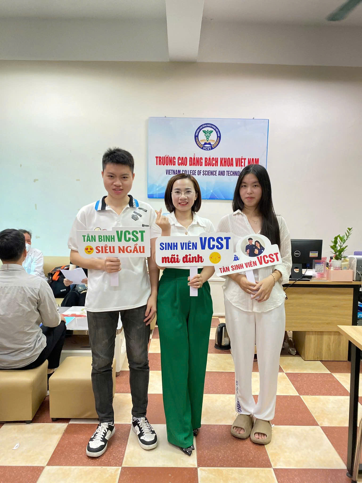 Tân sinh viên Khoa Ngoại ngữ kể chuyện đăng ký xét tuyển vào VCST: Làm thủ tục nhanh “phút mốt”